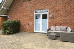 terrasse-mit-sitzecke-aussenbereich-vor-der-sauna